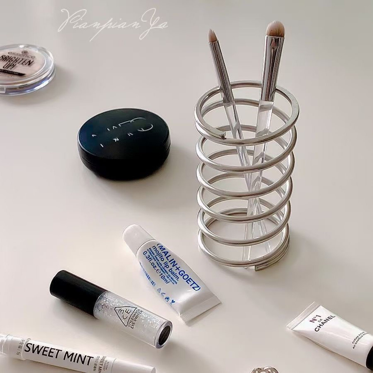 Держатель для зубных щеток из  – обзор и цена Tiny Home Bathroom Kit